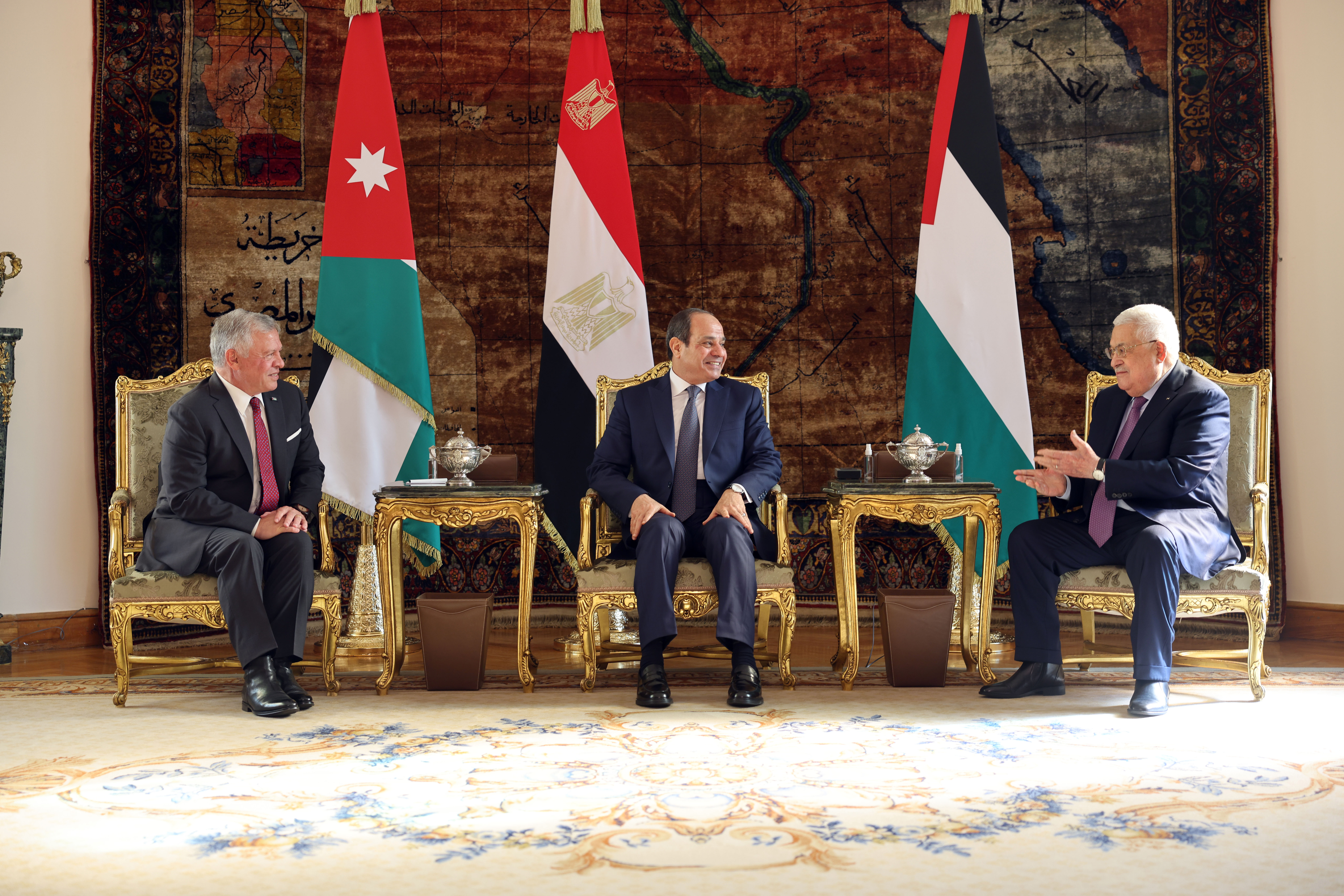 الرئيس محمود عباس والرئيس المصري عبد الفتاح السيسي والعاهل الأردني الملك عبد الله الثاني خلال عقد القمة الثلاثية (عدسة: ثائر غنايم)